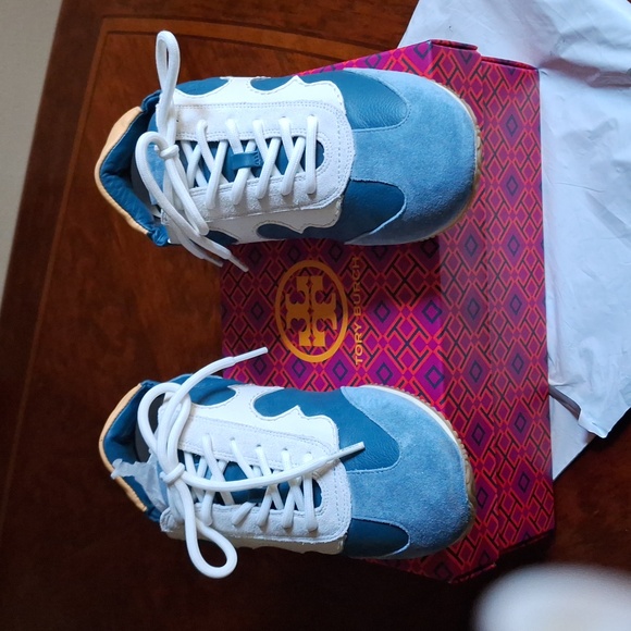 Women Shoes - Picture 8 of 8